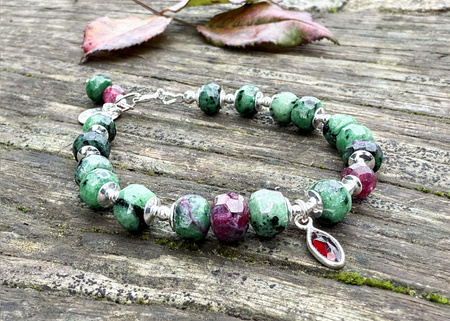 Bransoletka Zoisyt Rubinowy – pasja i harmonia serca