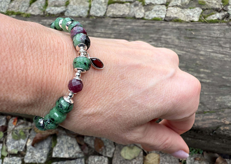 Bransoletka Zoisyt Rubinowy – pasja i harmonia serca