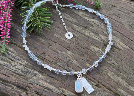 Naszyjnik Topaz Niebieski i Kamień Księżycowy – komunikacja i intuicja