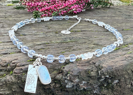 Naszyjnik Topaz Niebieski i Kamień Księżycowy – komunikacja i intuicja