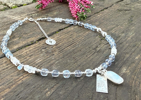 Naszyjnik Topaz Niebieski i Kamień Księżycowy – komunikacja i intuicja