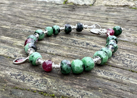 Bransoletka Zoisyt Rubinowy – pasja i harmonia serca